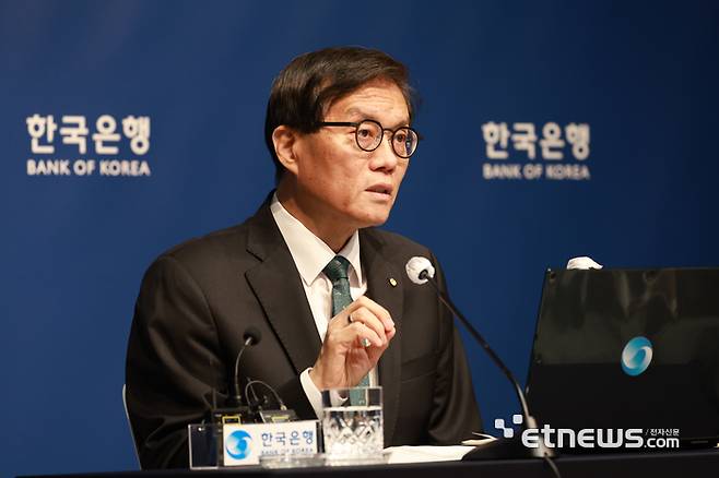 이창용 한국은행 총재가 28일 열린 금융통화위원회 이후 열린 간담회에서 발언하고 있다.