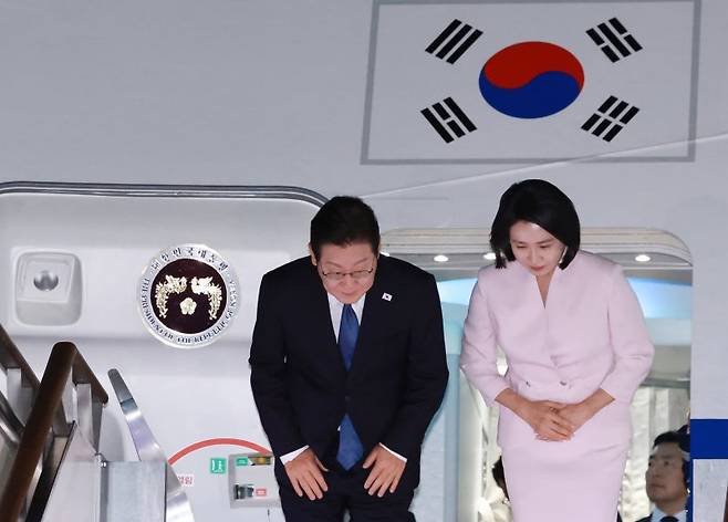 이재명 대통령 부부 순방 귀국 인사 (성남=연합뉴스) 홍해인 기자 = 이재명 대통령과 김혜경 여사가 일본·미국 방문 일정을 마치고 28일 경기도 성남 서울공항에 도착해 공군1호기에서 내리며 인사하고 있다. 2025.8.28 hihong@yna.co.kr (끝)