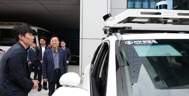 김윤덕 국토교통부 장관이 28일 서울 마포구 미래모빌리티센터에서 자율주행 차량에 관한 설명을 듣고 있다. 뉴시스