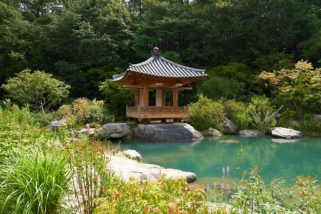 옥빛 연못과 정자가 인상적인 '용반연'