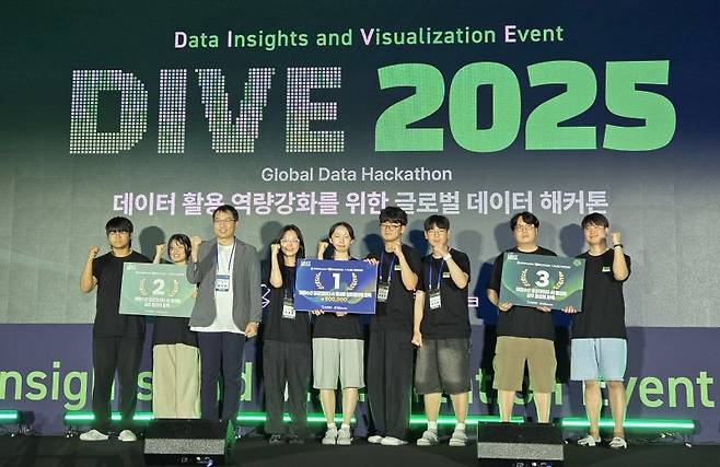 '글로벌 데이터 해커톤, DIVE 2025' 행사의 발제사 시상식에서 1등, 2등, 3등상 수상 팀들이 기념촬영하고 있다.