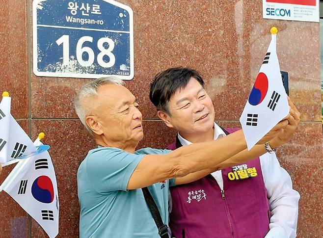 조부의 호를 딴 왕산로를 방문한 왕산 허위의 손자 허 블라디슬라브(왼쪽)씨가 이필형 동대문구청장과 셀카를 찍고 있다.