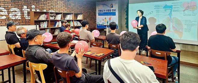 26일 관악구(구청장 박준희) 주최로 구청 지하 1층 일자리 카페에서 열린 펫로스 증후군 예방을 위한 ‘아름답게 이별할 준비’ 강좌 참석자들이 변성원 교수로부터 강의를 듣고 있다. 관악구 제공