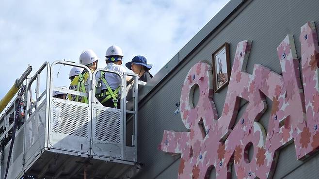 28일 오전 경북 구미 한국옵티칼 고공농성장 박정혜(41)씨와 정청래 더불어민주당 대표 등이 면담을 하고 있다. 김규현 기자