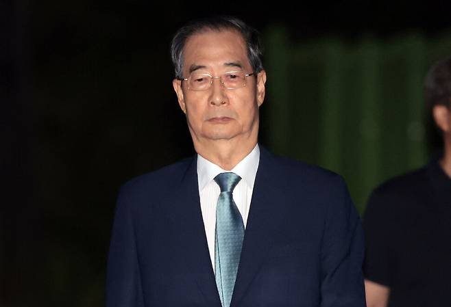 윤석열 전 대통령의 내란 방조 및 위증 등 혐의를 받는 한덕수 전 국무총리가 27일 구속영장이 기각돼 경기도 의왕 서울구치소를 나서고 있다. 연합뉴스