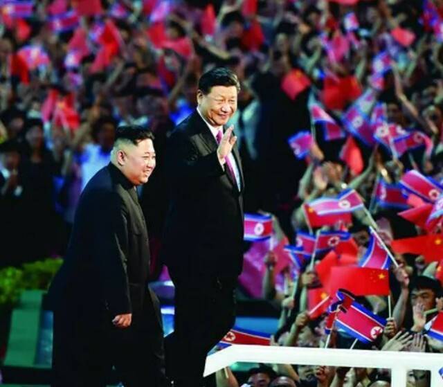 북한을 방문한 시진핑 중국 국가주석이 2019년 6월20일 김정은 북한 국무위원장과 평양 5.1경기장에 들어서고 있다. 평양/AP 연합뉴스