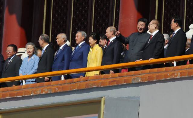2015년 9월3일 베이징에서 열린 중국 전승절 70주년 열병식에 시진핑 중국 국가주석, 블라디미르 푸틴 러시아 대통령과 함께 박근혜 당시 대통령이 천안문 망루 위에 서 있다. 청와대 사진기자단