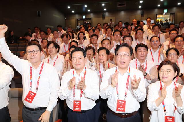 장동혁 국민의힘 대표와 송언석 원내대표 등이 28일 오후 인천 중구 인천국제공항공사 항공교육원에서 열린 2025 국민의힘 국회의원 연찬회에서 박수치고 있다. 김혜윤 기자 unique@hani.co.kr