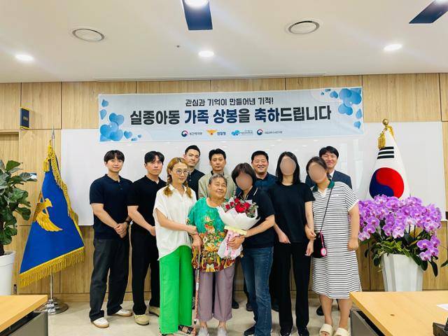 54년간 실종됐다가 경찰 수사 끝에 발견된 딸 미영(가명·앞줄 오른쪽)씨와 상봉한 엄마 장재순(앞줄 가운데)씨가 7월 25일 꽃다발을 들고 있다. 서울경찰청 형사기동대 제공