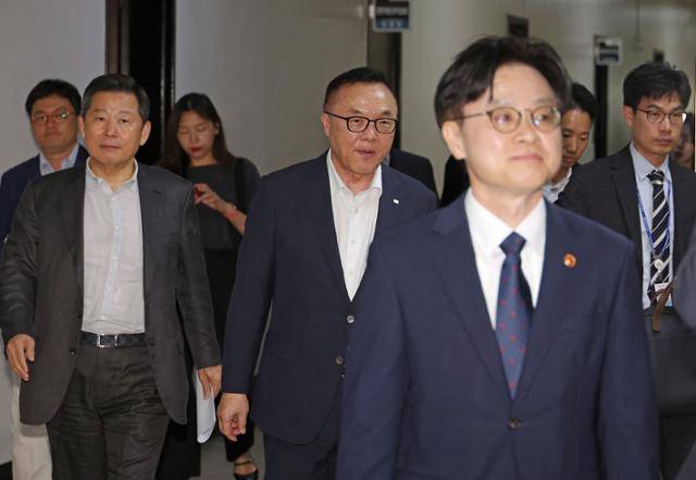 황주호(가운데) 한국수력원자력 사장, 이철규(왼쪽) 국회 산업통상자원중소벤처기업위원회 위원장, 김정관 산업통상자원부 장관이 19일 올해 초 미국 웨스팅하우스와 맺은 지식재산권 분쟁 종료 합의문 관련 대화를 마친 뒤 산자위 전체회의에 참석하고 있다. 연합뉴스
