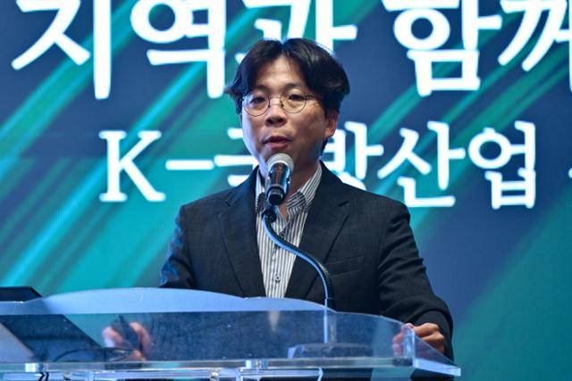 민지홍 국방과학연구소 인공지능원 2부장이 28일 충남 논산시 건양대에서 열린 ‘건양대 글로컬대학 비전 선포식 겸 글로컬 국방포럼’에 참석해 ‘AI 기반 국방 혁신과 발전 방안’을 주제로 발표하고 있다. 논산=하상윤 기자 jonyyun@hankookilbo.com