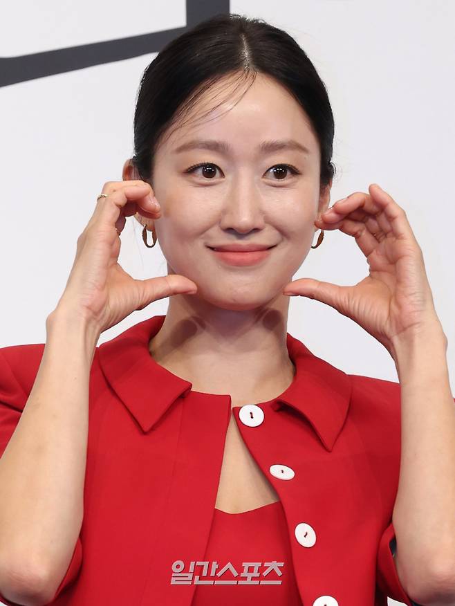 배우 전혜빈이 31일 오후 서울 구로구 더 링크 호텔 서울에서 열린 JTBC 토일 드라마 '에스콰이어: 변호사를 꿈꾸는 변호사들' 제작발표회에 참석해 포토타임을 갖고 있다.서병수 기자 qudtn@edaily.co.kr /2025.07.31/