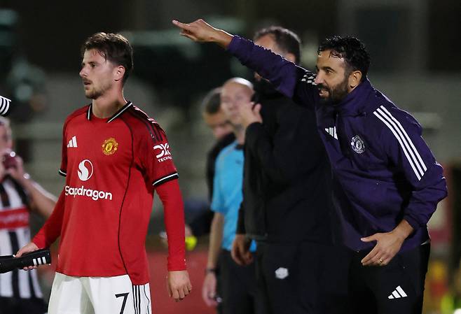 <yonhap photo-0604=""> Soccer Football - Carabao Cup - Second Round - Grimsby Town v Manchester United - Blundell Park, Grimsby, Britain - August 27, 2025 Manchester United manager Ruben Amorim and Mason Mount REUTERS/Chris Radburn EDITORIAL USE ONLY. NO USE WITH UNAUTHORIZED AUDIO, VIDEO, DATA, FIXTURE LISTS, CLUB/LEAGUE LOGOS OR 'LIVE' SERVICES. ONLINE IN-MATCH USE LIMITED TO 120 IMAGES, NO VIDEO EMULATION. NO USE IN BETTING, GAMES OR SINGLE CLUB/LEAGUE/PLAYER PUBLICATIONS. PLEASE CONTACT YOUR ACCOUNT REPRESENTATIVE FOR FURTHER DETAILShttps://isplus.com/2025-08-28 07:04:55/ <저작권자 ⓒ 1980-2025 ㈜연합뉴스. 무단 전재 재배포 금지, AI 학습 및 활용 금지></yonhap>