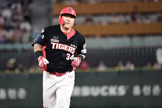 28일 인천 SSG전에서 시즌 20홈런을 달성한 뒤 베이스를 도는 최형우. KIA 제공