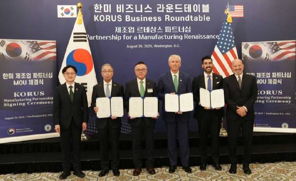 25일(현지시각) 미국 워싱턴 D.C.에서 ‘한미 비즈니스 라운드 테이블’ 직후 진행된 SMR 사업협력을 위한 양해각서(MOU) 체결식에서 참석자들이 기념촬영을 하고 있다. 왼쪽부터 김정관 산업통상자원부 장관, 박지원 두산에너빌리티 회장, 황주호 한수원 사장, 클레이 셀(Clay Sell) 엑스-에너지 CEO, 섀넌 켈로그(Shannon Kellogg) AWS 부사장, 하워드 러트닉(Howard Lutnick) 미국 상무부 장관.[사진=두산에너빌리티]