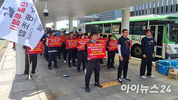 한국공항노동조합 청주공항지부 소속 관계자가 22일 청주국제공항 인근 택시승강장 앞에서 단체교섭 결렬을 이유로 불공정 계약 관행 개선을 요구하는 집회를 하고 있다. 2025. 07. 22. [사진=장예린 기자]