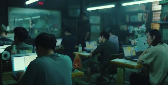 보이스피싱 조직 검거를 다룬 영화 '시민덕희'의 한 장면. 기사와 직접 관련이 없는 이미지 [사진=시민덕희 예고편 유튜브]