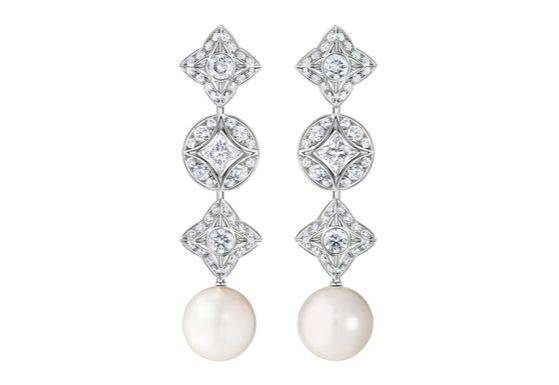 다이아몬드와 진주로 LV 모노그램 플라워를 장식한 플로레센스 이어링. 사진 루이 비통