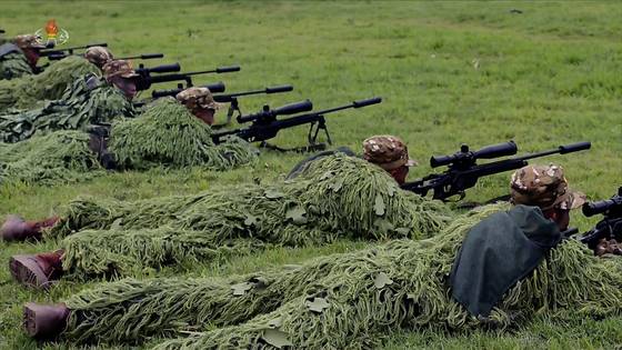 북한군 저격수들이 지난 27일 조선인민군 총참모부 직속 특수작전훈련기지에서 실탄사격 훈련을 진행하는 모습. 조선중앙TV 캡처, 연합뉴스