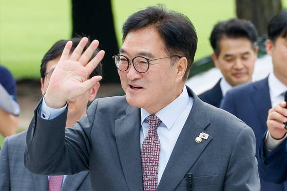 우원식 국회의장이 28일 서울 여의도 국회 독립기억광장에서 2025년도 국회 대학(원)생 아카데미 참석자들과 대화를 위해 입장하고 있다. 뉴스1