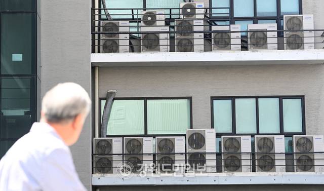 ▲ 강원 춘천시의 한 건물 외벽에 에어컨 실외기가 설치돼 있다. 강원도민일보 자료사진