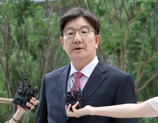 권성동 국민의힘 의원이 27일 오전 서울 종로구에 마련된 김건희 특검팀 사무실로 통일교 부정 청탁 의혹 관련 조사를 받기 위해 출석하며 입장을 밝히고 있다(문경덕 기자)