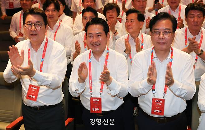 28일 인천 영종도 인천국제공항공사 인재개발원에서 열린 국민의힘 국회의원 연찬회에서 장동혁 대표(가운데), 송언석 원내대표(오른쪽) 등 참석자들이 박수를 치고 있다. 권도현 기자