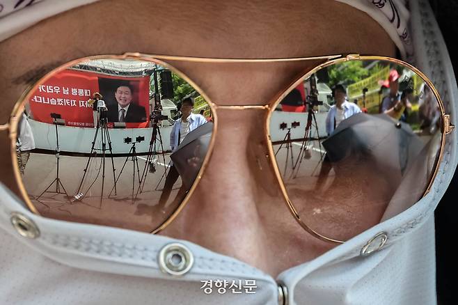 12·3 불법계엄 사태 관련 윤석열 전 대통령의 재구속 여부를 결정할 구속 전 피의자심문(영장실질심사)이 열린  지난달 9일 서울중앙지법 앞에서 윤 전 대통령 구속 기각을 촉구하는 한 지지자의 선글라스에 윤 전 대통령 사진이 비치고 있다. 성동훈 기자