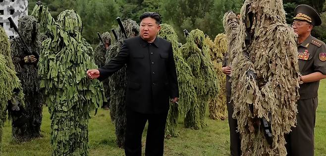 김정은, 특수부대 현장 지도 김정은 북한 국무위원장이 지난 27일 조선인민군 총참모부 직속 특수작전훈련기지를 방문해 저격수구분대의 훈련 실태를 점검했다고 조선중앙TV가 28일 보도했다. 연합뉴스