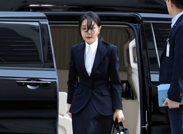 윤석열 전 대통령 부인 김건희 여사가 12일 구속 전 피의자 심문(영장실질심사)을 받기 위해 서울 서초구 서울중앙지법에 도착하고 있다. 연합뉴스