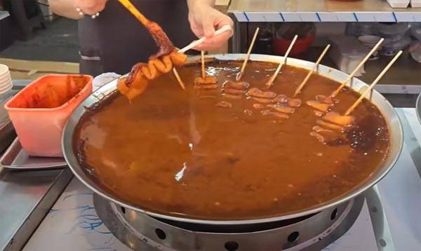 바가지 논란을 불러 일으킨 부산 기장군 해동용궁사 입구 인근 노점의 어묵.  유튜브 영상 캡처