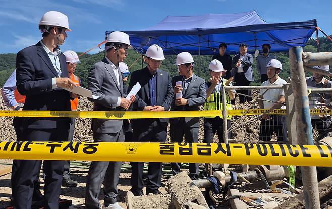Officials of the ruling Democratic Party of Korea inspect a highway construction site in South Gyeongsang Province on July 31. (Yonhap)