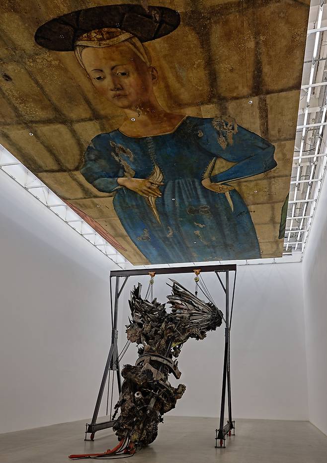 Installation view of  “Adrian Villar Rojas: The Language of the Enemy” at Art Sonje Center in Seoul (Art Sonje Center)