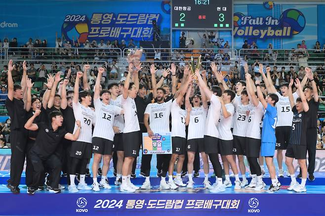 지난 시즌 컵대회 우승을 차지한 현대캐피탈. 한국배구연맹 제공