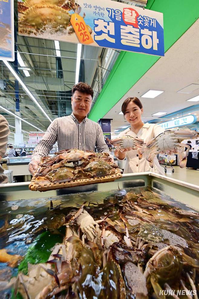 농협유통 하나로마트 관계자는 “올해 가을에 준비한 ‘활 수꽃게’는 톱밥이 아닌 물속에서 유통되어 맛과 품질이 뛰어나며 살이 꽉 차고 싱싱하다.”라고 밝혔다.