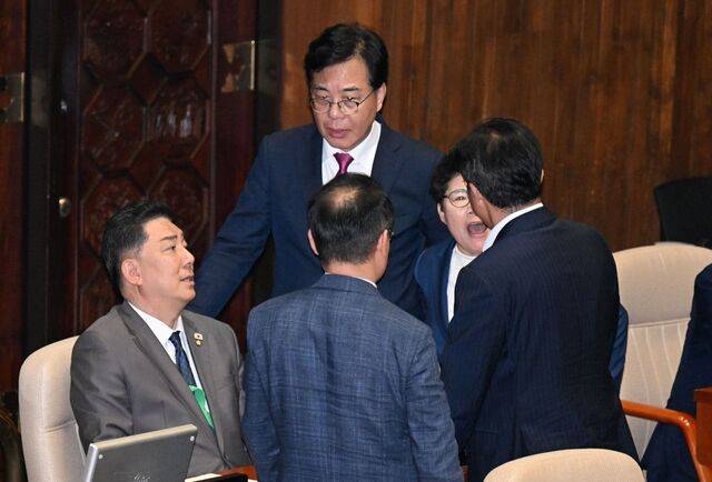 국민의힘 송언석(맨 뒤) 원내대표와 임이자 의원이 27일 본회의 도중 김병기(왼쪽) 더불어민주당 원내대표에게 다가가 이상현 숭실대 교수와 우인식 변호사의 국가인권위원 선출안 부결에 항의하고 있다. 국민의힘은 본회의장에서 퇴장하고 다른 상임위 일정을 보이콧했다. 이병주 기자