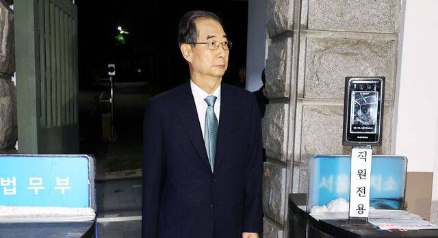 한덕수 전 국무총리가 27일 사전구속 영장이 기각된 뒤 경기 의왕 서울구치소에서 나오고 있다. 법원은 이날 “도주의 우려가 있다고 보기도 어렵다”며 영장을 기각했다. 연합뉴스
