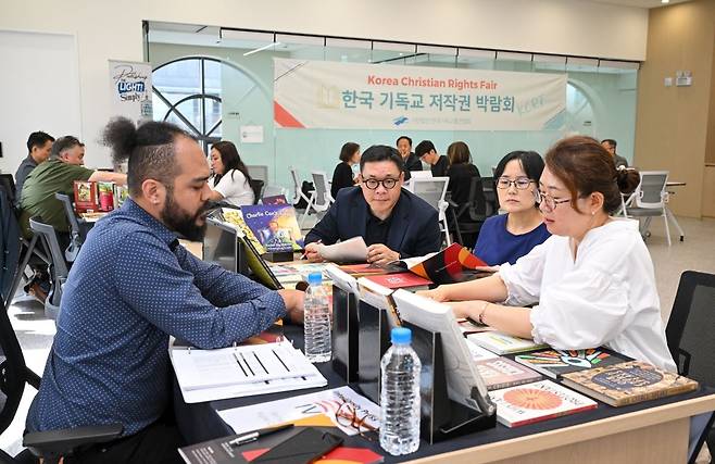 해외 기독 저작권사인 IVP의 관계자(왼쪽)가 28일 서울 마포구 신촌성결교회서 열린 ‘한국 기독교 저작권 박람회’에서 국내 한 출판사 관계자들과 면담하고 있다. 신석현 포토그래퍼