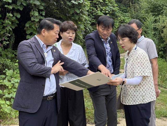 경기도의회 방성환 농정해양위원장과 서광범 도의원(여주), 이태선 경기도청 산림녹지과장, 장홍기 여주시 산림공원과장 등이 지난 26일 여주시 강천면 별빛자연휴양림이 조성될 부지 현장을 찾아 관계자로부터 현안 사항을 청취하고 있다. 서광범 경기도의원실 제공