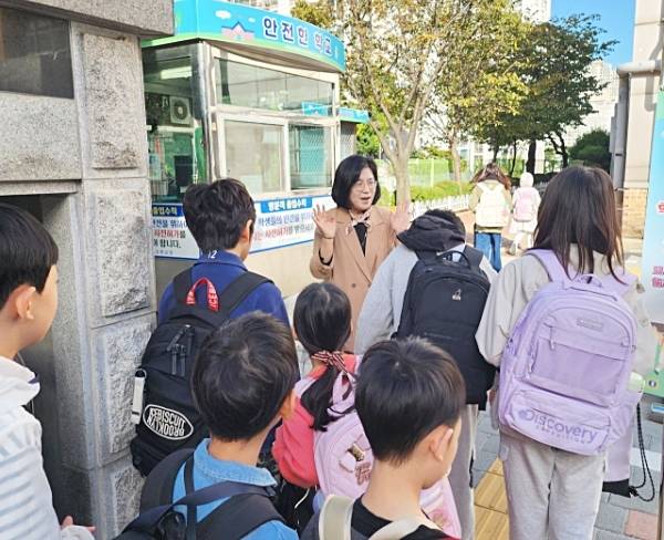 학교장이 등교하는 학생들을 맞이하고 있다. 금정초 제공