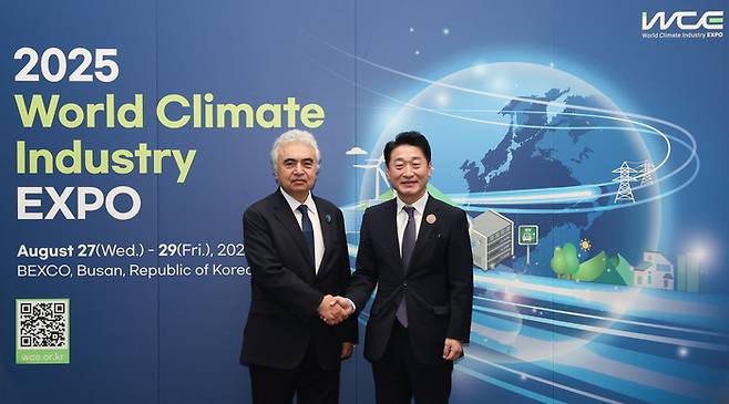 이호현 산업통상자원부 2차관이 27일 부산 해운대구 벡스코에서 파티 비롤 국제에너지기구(IEA) 사무총장과 만나 기념 촬영하고 있다. 2025.8.27 [산업통상자원부 제공]