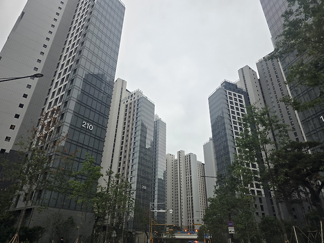 지난달 말부터 입주가 시작된 서울 서초구 잠원동 메이플자이 단지 모습. [사진 출처 = 연합뉴스]