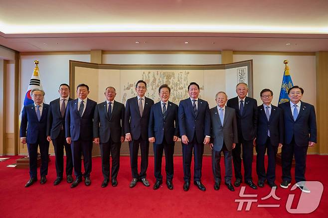 이재명 대통령이 6월 13일 서울 용산구 대통령실에서 열린 6경제단체와 기업인 간담회에서 참석자들과 기념촬영을 하고 있다. (왼쪽부터) 최진식 한국중견기업연합회 회장, 구광모 LG그룹 회장, 신동빈 롯데그룹 회장, 정의선 현대차그룹 회장, 이재용 삼성전자 회장, 이 대통령, 최태원 SK그룹 회장 겸 대한상공회의소 회장, 손경식 한국경영자총협회 회장, 류진 한국경제인협회 회장,  윤진식 한국무역협회 회장, 김기문 중소기업중앙회 회장. 뉴스1