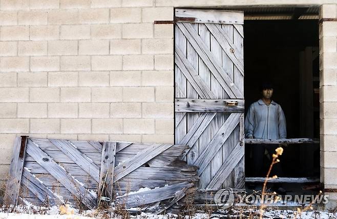 강원 태백시 탄광사택촌의 배급소 문짝이 떨어져 있다.  연합뉴스