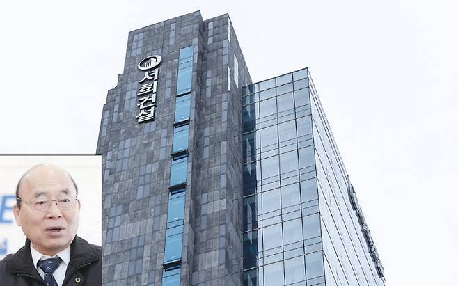 서희건설 측이 6000만원 상당의 반클리프아펠 목걸이를 김건희 여사에게 전달했다고 자수하면서 논란이 뜨겁다. 사진은 서울 서초구 서희건설 사옥과 이봉관 서희건설 회장. (매경DB)