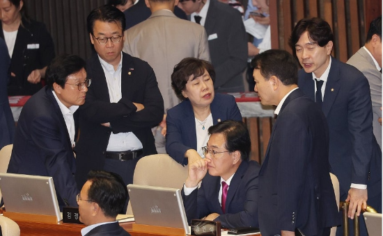27일 서울 여의도 국회 본회의에서 국민의힘 송언석 원내대표가 의원들의 대화를 듣고 있다. (사진=연합뉴스)