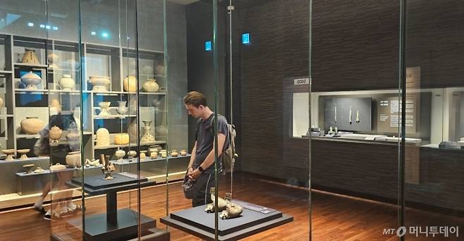 27일 경상북도 경주국립박물관을 찾은 외국인 관람객이 신라 유산을 관람하고 있다. / 사진 = 오진영 기자