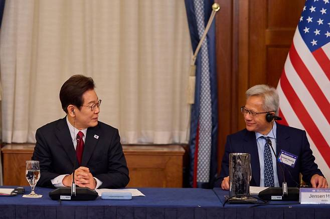 [워싱턴=뉴시스] 고범준 기자 = 이재명 대통령이 25일(현지 시간) 미국 워싱턴DC 윌라드 호텔에서 열린 한미 비즈니스 라운드테이블에서 젠슨 황 엔비디아 최고경영자(CEO)와 대화하고 있다.  (공동취재) 2025.08.26