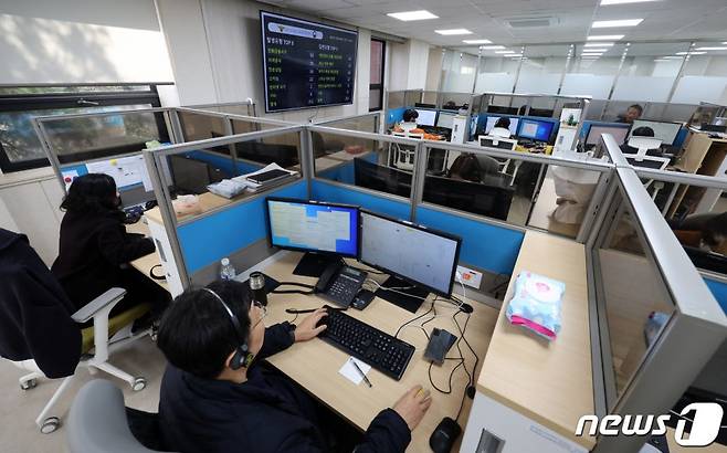 8일 서울 종로구 경찰청교육장에 마련된 전기통신금융사기 통합신고대응센터에서 관계자들이 업무를 하고 있다/사진=뉴스1