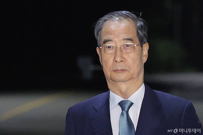 (의왕=뉴스1) 신웅수 기자 = 12·3 비상계엄 과정에서 윤석열 전 대통령의 내란 행위를 방조한 혐의를 받는 한덕수 전 국무총리가 27일 오후 구속영장이 기각된 후 경기 의왕시 서울구치소를 나서고 있다. 2025.8.27/뉴스1  Copyright (C) 뉴스1. All rights reserved. 무단 전재 및 재배포,  AI학습 이용 금지. /사진=(의왕=뉴스1) 신웅수 기자